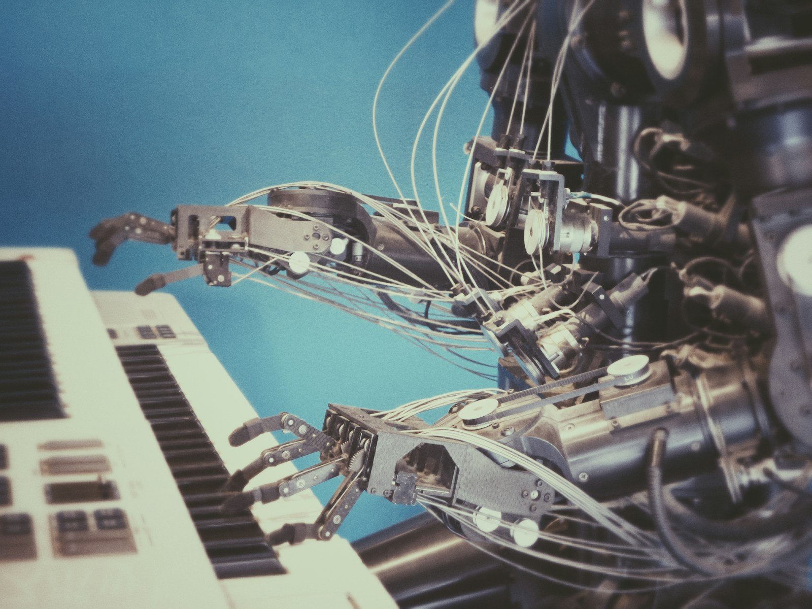 robo inteligência artificial tocando piano