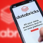 Imagem mostrando celular com a logo da Databricks