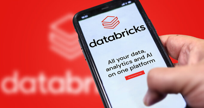 Imagem mostrando celular com a logo da Databricks