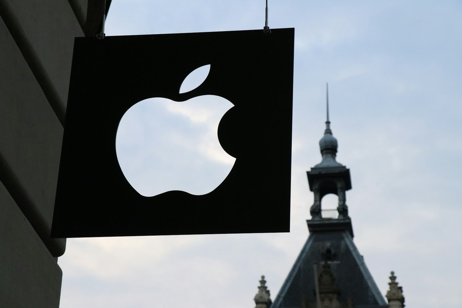 Apple revela MM1, novo modelo multimodal de LLM Apple logo in front of a building