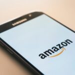 Amazon investe mais US$ 2,75 bilhões na startup de IA Anthropic black Samsung Galaxy smartphone displaying Amazon logo