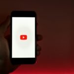 YouTube implementa política de rotulagem para vídeos gerados por IA Youtube in smartphone